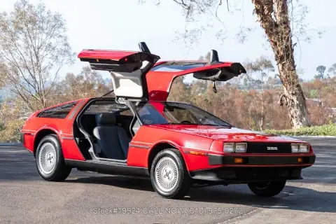 DeLorean DMC-12 אדומה
